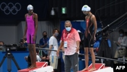 Nageuse Stefan Sangala (G) ya Congo-Brazzaville azali kotala arbitre na mopanzi ya nageuse Aya Girard De Langlade Mpali ya Gabon na mokano ya 50 m na mayi na Jeux olympiques Tokyo 2020, Japon, 30 juillet 2021. (Photo by Jonathan NACKSTRAND / AFP)