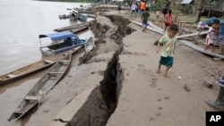 The banks of the Huallaga River are cracked after an earthquake in Puerto Santa Gema, on the outskirts of Yurimaguas, Peru, May 26, 2019. 