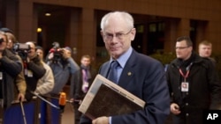 Presiden Uni Eropa Herman Van Rompuy (tengah) tiba pada KTT Anggaran Uni Eropa di Brussels (23/11).