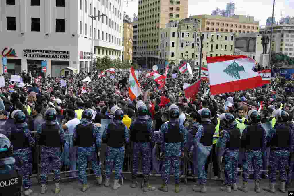 راهپیمایی ضد دولتی در بیروت با شعار علیه دولت. آنها می گویند خواستار کاهش قیمت مواد غذایی، کاهش مالیاتها و بهبود وضعیت خدمات درمانی هستند.