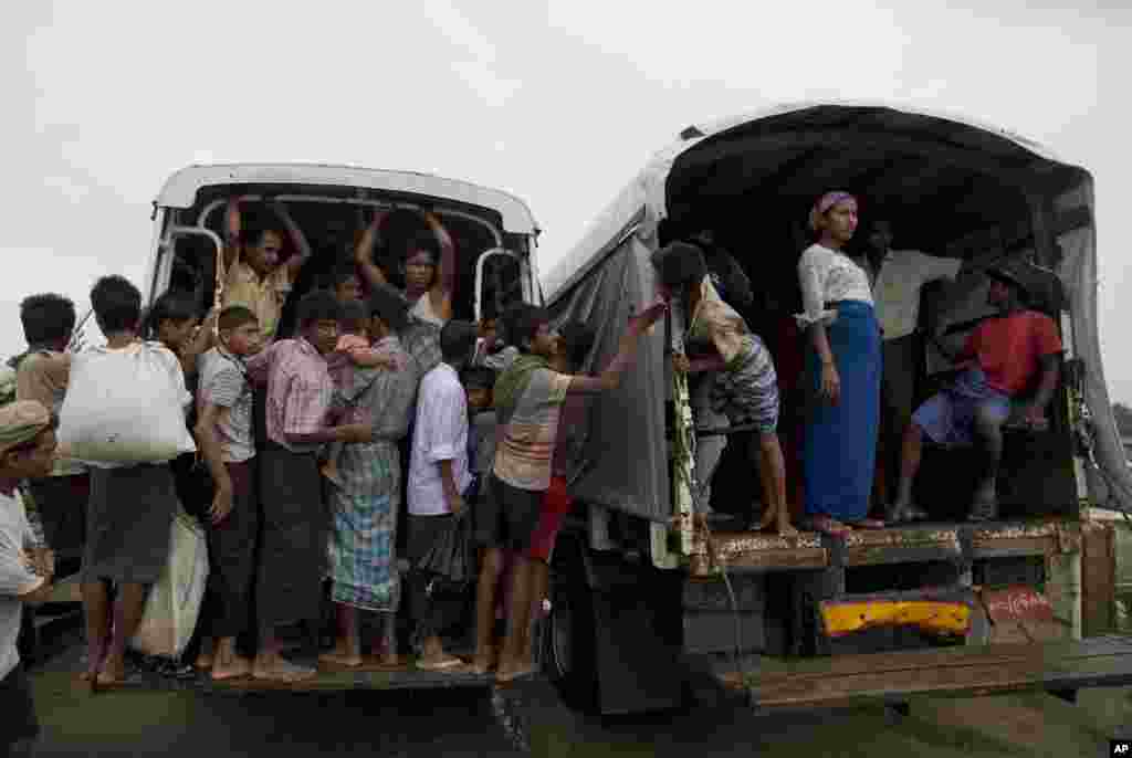 Internally displaced Rohingyas wait on a truck to leave their camp Sittwe, Burma, May 16, 2013.