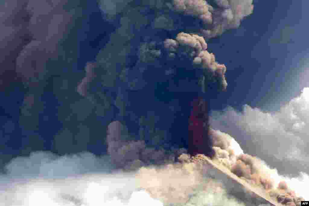 This image from Niugini Helicopters shows Papua New Guinea&#39;s Mount Ulawun volcano shooting out lava.