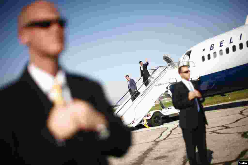 Republican vice presidential candidate Paul Ryan and presidential candidate Mitt Romney leave a campaign plane in Cleveland, Ohio, November 6, 2012.