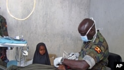 An Ugandan peacekeeper treats a patient at a military hospital in the capital Mogadishu, Dec 13, 2010 (file photo)