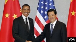 Presiden Amerika Barack Obama (kiri) dan Presiden Tiongkok Hu Jintao berjabat tangan sebelum memulai pertemuan bilateral di Seoul, Korea Selatan (26/3)