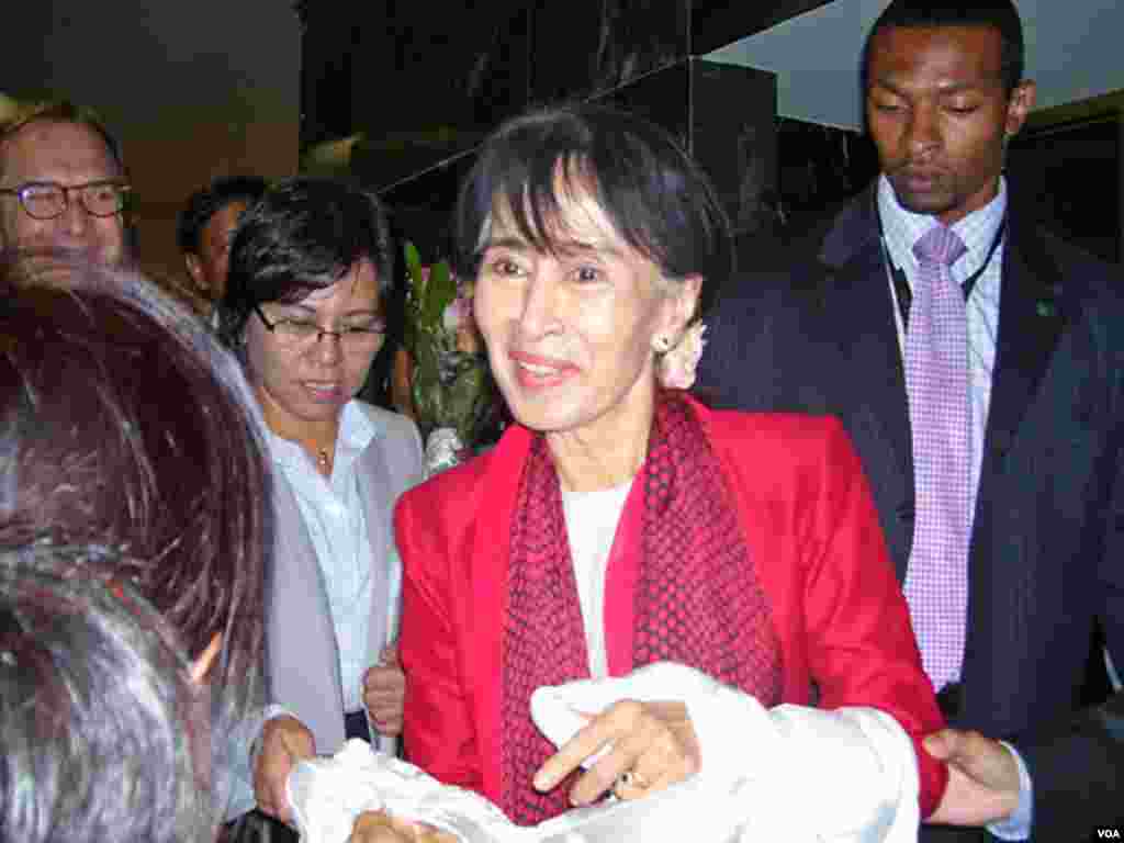 Burma's opposition leader Aung San Suu Kyi at the Voice of America, September 18, 2012 (Neeta Maskey Torrini/VOA)