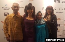 Tania (ke-2 dari kiri) bersama, supirnya, Pak Nana (kiri), asisten, Ibu Anah (ke-2 dari kanan), dan Ibu, Tety Limiaty (kanan) (dok: Tania Gunadi)
