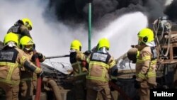 Tim Pertahanan Sipil Dubai berupaya memadamkan api di lokasi pembuangan limbah minyak yang terletak di daerah sepi di Kawasan Industri Jebel Ali. Tidak ada korban yang dilaporkan. (Twitter/@DXBMediaOffice).
