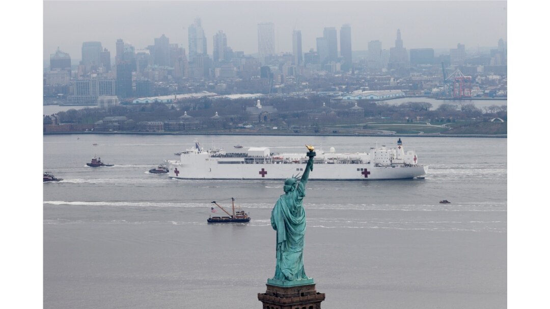 USNS Comfort melewati Patung Liberty saat memasuki Pelabuhan New York di tengah pandemi COVID-19 di New York City, AS, 30 Maret 2020. (REUTERS/Mike Segar/File)