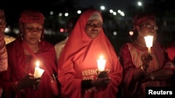 ນັກລົນນະລົງ Bring Back Our Girls ເຕົ້າໂຮມກັນໃນພິທີໄຕ້ທຽນໃນເມືອງ Abuja ເປັນຂີດໝາຍຄົບຮອບ 500th ວັນຕັ້ງແຕ່ກັນລັກພາຕົວຂອງເດັກຍິງໃນເມືອງ Chibok , ປະເທດ ໄນຈີເຣຍ.