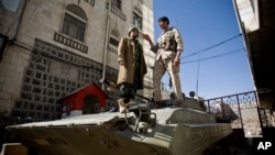 22일 예멘 대통령 관저 앞에서 후티 반군이 정부군으로부터 탈취한 장갑차 위에 서 있다.