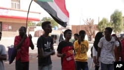 4일 수단 수도 하르툼 시민들이 쿠데타 저항 구호를 외치며 시위하고 있다. 