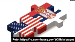 ILUSTRACIJA - Delovi slagalice u bojama zastava SAD i Srbije