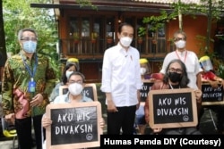 Jokowi bersama sejumlah seniman yang menerima vaksin di PSBK Yogyakarta. (Foto: Courtesy/Humas Pemda DIY)