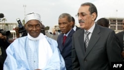 Abdoulaye Wade (à droite), alors président sénégalais, recevait le chef militaire mauritanien Ely Mohamed Ould Vall, à l'aéroport de Dakar, le 6 mars 2006.