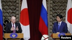 지난해 12월 일본 도쿄에서 아베 신조 일본 총리(오른쪽)와 블라디미르 푸틴 러시아 대통령이 정상회담을 하고 있다.