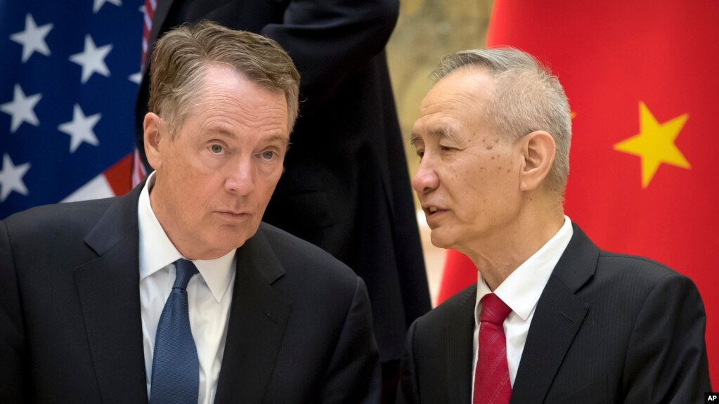 Phó thủ tướng Trung Quốc Lưu Hạc (phải) trò chuyện với Đại diện Thương mại Mỹ Robert Lighthizer trong một cuộc họp ở Bắc Kinh vào ngày 15/2/2019. 