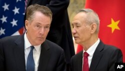 Phó thủ tướng Trung Quốc Lưu Hạc (phải) trò chuyện với Đại diện Thương mại Mỹ Robert Lighthizer trong một cuộc họp ở Bắc Kinh vào ngày 15/2/2019. 