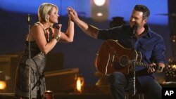 Blake Shelton y Gwen Sebastian en la entrega de premios de la Academia de Música Country.