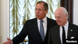 스테판 데 미스투라 유엔 시리아 특사(오른쪽)가 3일 모스크바에서 세르게이 라브로프 러시아 외무장관과 만났다.