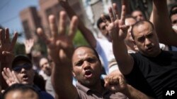 Pendukung Mohammed Morsi meneriakkan slogan-slogan anti militer di dekat Masjid Al Nour di Abassia, Kairo (23/8). 