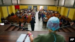 La gente espera en una escuela su primera o segunda dosis de la vacuna Sinopharm contra el COVID-19 en Caracas. Septiembre 3, 2021.