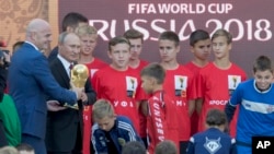 Президент Путін та президент FIFA з кубком світу на стадіоні у Москві 9 веревня 2017р.