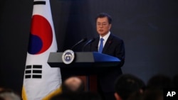 Tổng Thống Nam Triều Tiên Moon Jae-in đọc diễn văn đầu năm tại Dinh Tổng Thống ở Seoul, Hàn Quốc ngày 10/1/2018. Ông tuyên bố sẵn sàng gặp lãnh tụ Triều Tiên Kim Jong Un, nếu một số điều kiện được thỏa đáng. Ông cam kết đẩy mạnh đàm phán để giải quyết cuộc khủng hoảng hạt nhân với miền Bắc.