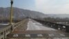 连接中朝边界的鸭绿江大桥，对岸是朝鲜（美国之音张楠拍摄）
