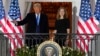 Presiden Donald Trump dan Hakim Agung Amy Coney Barrett di Balkon Blue Room setelah pengukuhan di Gedung Putih, 26 Oktober 2020.