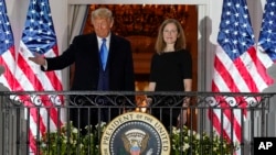 Presiden Donald Trump dan Hakim Agung Amy Coney Barrett di Balkon Blue Room setelah pengukuhan di Gedung Putih, 26 Oktober 2020.