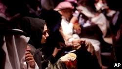 사우디아라비아 리야드의 한 영화관에서 관람객들이 팝콘을 먹으며 영화를 감상하고 있다. 