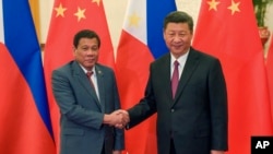 ប្រធានាធិបតី​ហ្វីលីពីន​ Rodrigo Duterte និង​ប្រធានាធិបតី​ចិន​ឈរ​ថតរូប​នៅ​ក្នុង​កិច្ច​ប្រជុំ​ទ្វេរភាគី​ Belt and Road Forum សម្រាប់​កិច្ច​សហប្រតិបត្តិការ​អន្តរជាតិ​នៅ​វិមាន​ប្រជាជន​ក្រុង​ប៉េកាំងកាលពី​ថ្ងៃទី១៥​ ឧសភា ២០១៧។