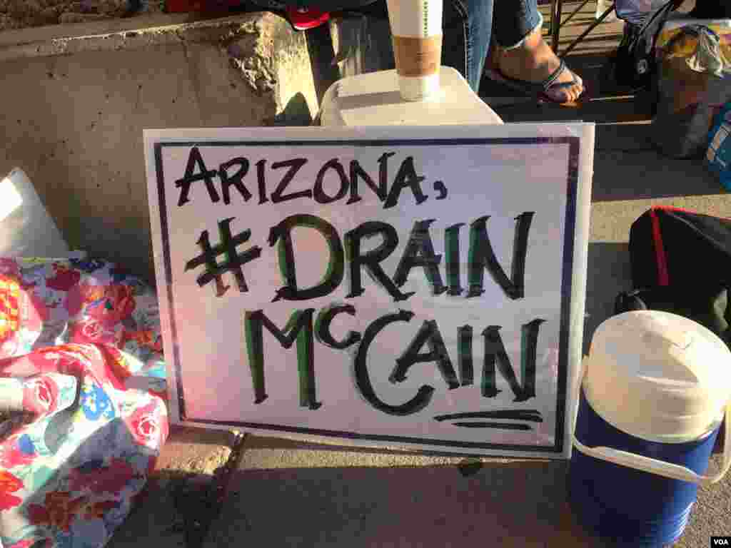 Un grupo de residentes en Phoenix, Arizona consideran al senador John McCain un traidor por votar en contra de anular Obamacare.