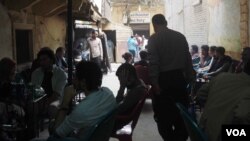 Coffee shops are popular in downtown Cairo, and activists say they are often hotspots for planning activities, Cairo, Egypt, March 2, 2016 (H. Elrasam/VOA).