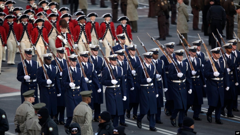 Archivo. Una guardia de honor militar desfila durante la toma de mando del presidente Barack Obama el 20 de enero de 2009 en Washington, D.C.