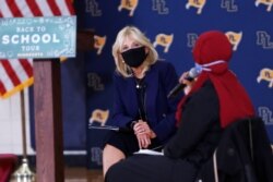 Jill Biden, istri calon presiden dari Partai Demokrat AS Joe Biden, mendengarkan sementara Qorsho Hassan, guru terbaik Minnesota, berbicara dalam percakapan tentang pembukaan kembali sekolah di tengah Covid-19 di Prior Lake, Minnesota, AS, 9 September 202