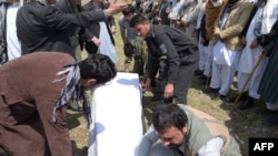Afghan mourners handle the coffin for a victim killed in the April 19 Taliban truck bomb attack, in Kabul, April 20, 2016.