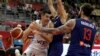 Argentinski košarkaš Luis Skola u duelu sa Vladimirom Lučićem i Miroslavom Raduljicom (Foto: AP/Ng Han Guan) 