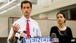 Anthony Weiner et sa femme Huma Abedin en conférence d presse à New York le 23 juillet 2013.