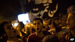 Kahire Üniversitesi yakınındaki protesto kampında ordu karşıtı sloganlar atan Mursi yanlıları