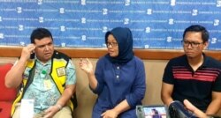 Kepala Kepala Kantor Kesehatan Pelabuhan Kelas 1 Surabaya Budi Hidayat (kiri) dan Kepala Dinas Kesehatan Kota Surabaya Febria Rachmanita menjelaskan kesiapan Surabaya menerima warga yang akan datang dari China, Sabtu, 1 Februari 2020. (Foto: Petrus Riski/VOA)