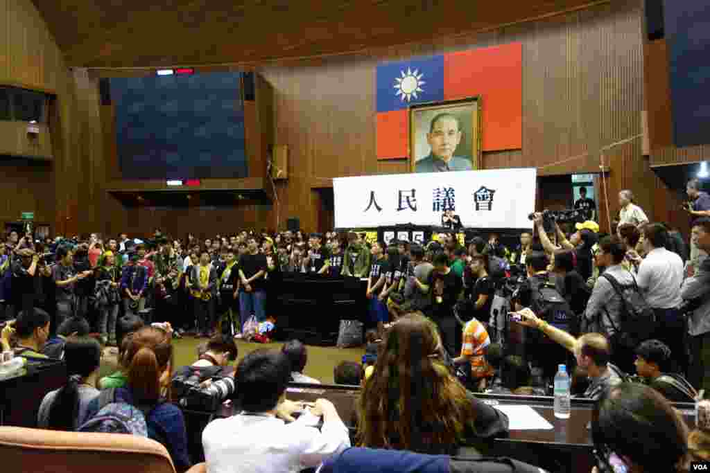 台湾占领立法院学生4月10日在立法院议场发表退场感言 (美国之音张佩芝 拍摄) 2