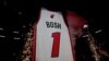 Le maillot de Chris Bosh exposé lors de la cérémonie de retrait de son numéro de l'équipe de Miami, USA le 26 mai 2019.