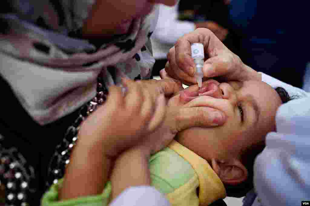 Mesir, Lebanon, Yordania dan Turki, yang menampung sejumlah besar pengungsi Suriah, telah meluncurkan kampanye vaksinasi massal. (VOA/Yuli Weeks)