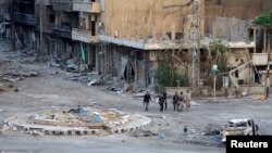Situasi di kota Deir al-Zor, Suriah, yang dipenuhi puing-puing bangunan (15/4). 