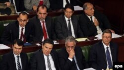 Le Premier ministre tunisien Habib Essid avec le ministre tunisien de la Justice Amor Mansour, le ministre de la Défense Farhat Horchani, le ministre de l'Intérieur Hedi Majdoub ainsi que d'autres membres non identifiés, assistent à une séance plénière de