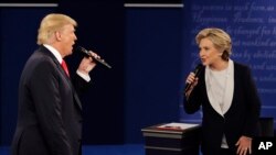 Donald Trump et Hillary, lors de leur 2è débat, Washington University, St-Louis, Missouri, le 9 octobre 2016. (AP Photo/John Locher)