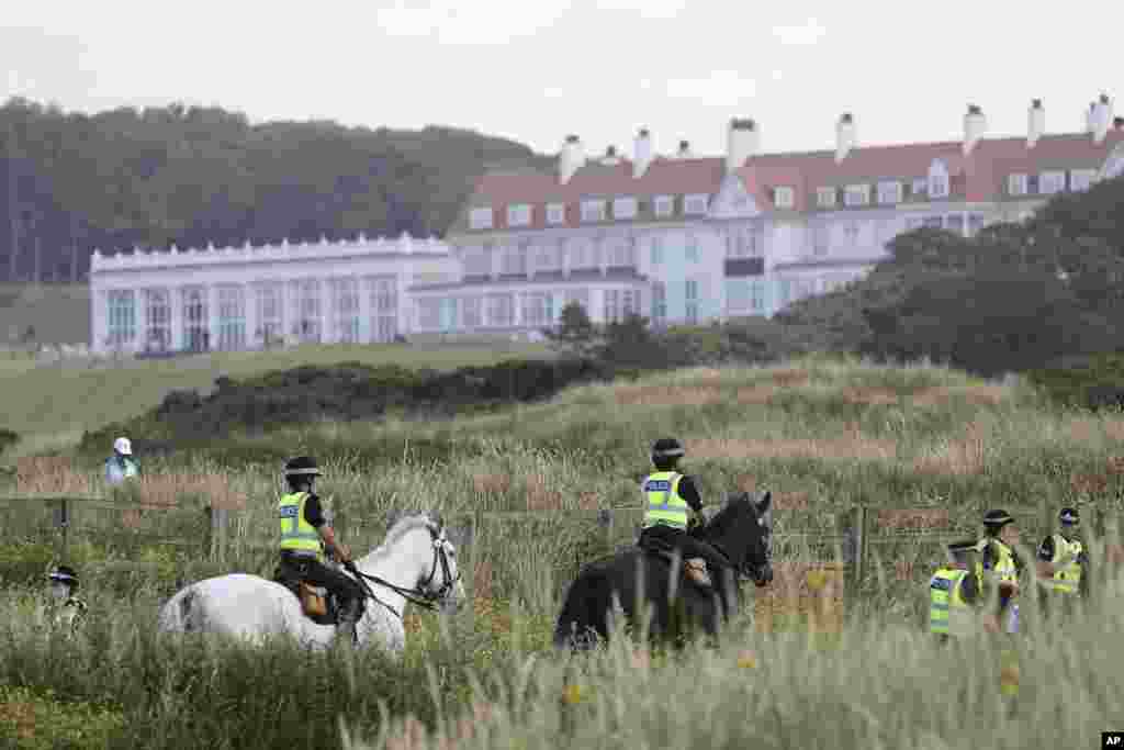 پلیس اسب سوار اسکاتلند محوطه محل اقامت پرزیدنت ترامپ را محافظت می کند.