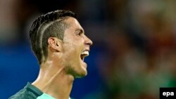 Cristiano Ronaldo célèbre après la victoire du Portugal, son équipe, en match de demi-finale de l’Euro 2016 contre le Pays de Galles, au Stade de Lyon à Lyon, France, 06 Juillet 2016. epa/ MIGUEL A. LOPES
